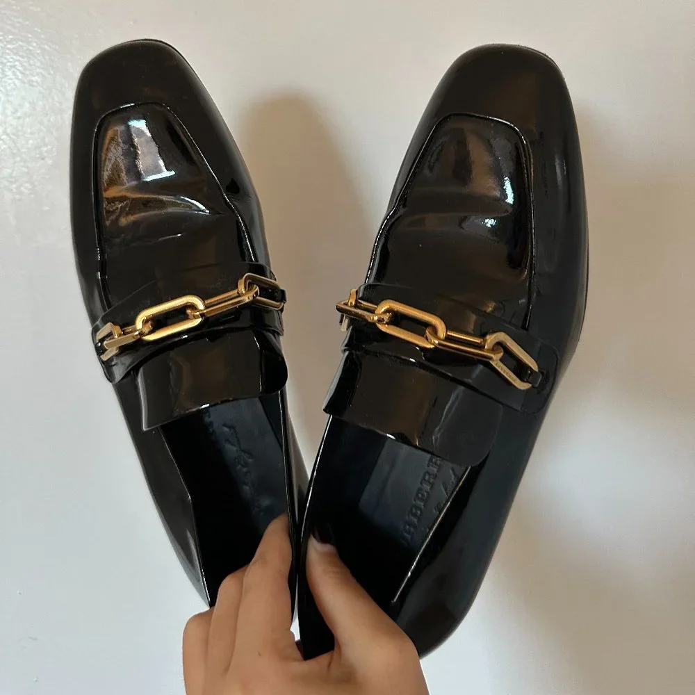Burberry Chillcotpatent Leather Loafers with Gold Chain - Picture 2 of 6